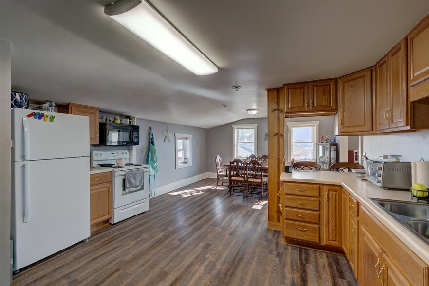 1010 Mills St, Black Earth, WI à vendre - Photo de l’immeuble – Image 3 sur 12
