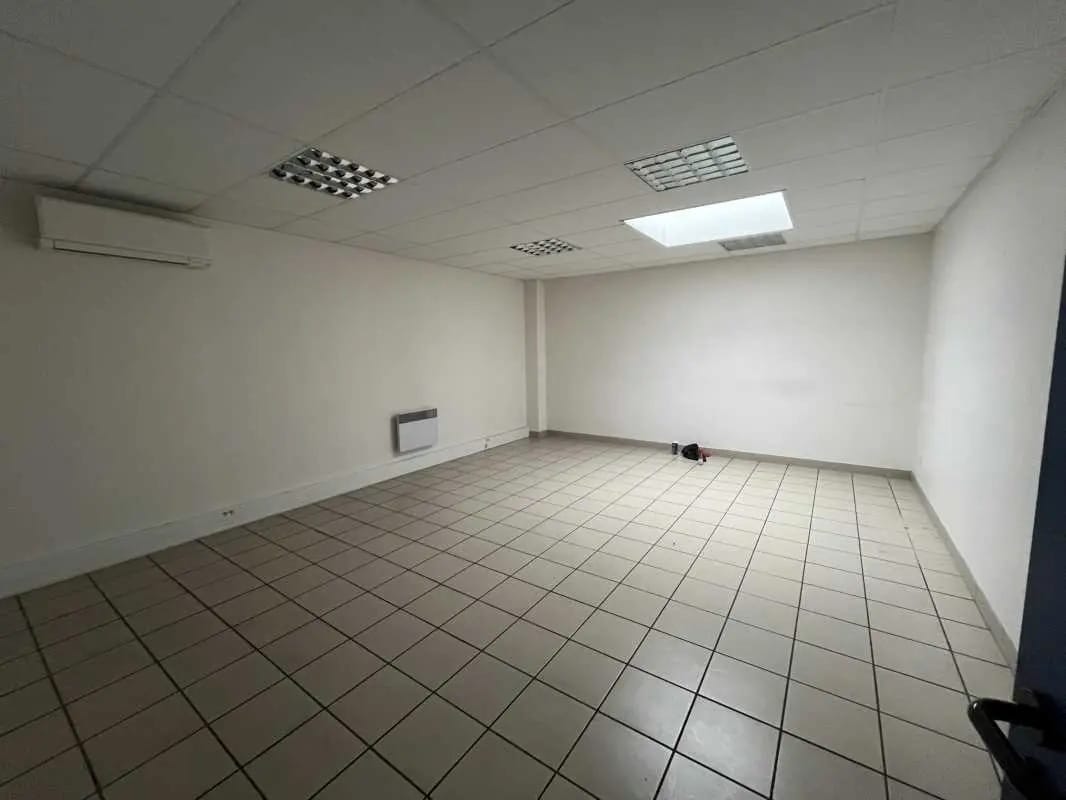 14 Avenue Maréchal Juin, Saint-Laurent-de-Mure à louer Photo intérieure– Image 1 sur 9