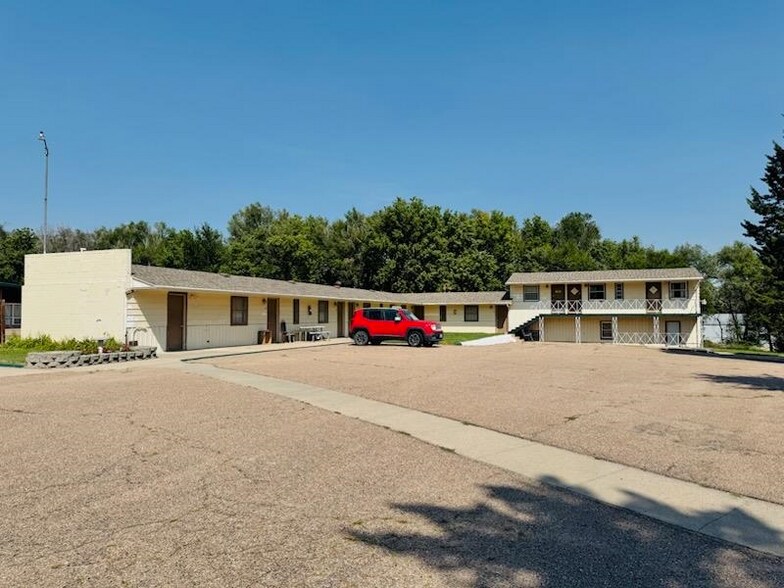 1300 E C St, McCook, NE à vendre - Photo de l’immeuble – Image 2 sur 32