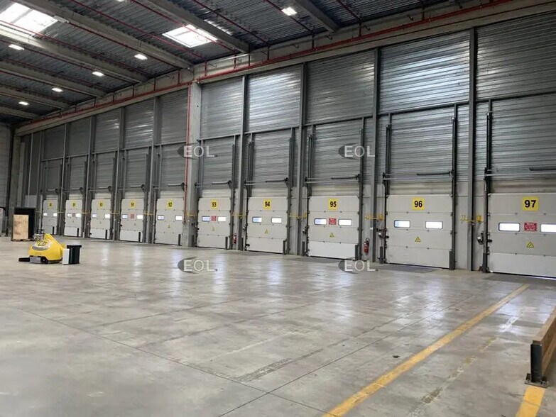 Industriel/Logistique dans Saint-Martin-de-Crau à louer - Photo de l’immeuble – Image 2 sur 10