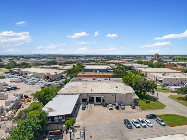 9210 King Arthur Dr, Dallas, TX à louer - Photo de l’immeuble – Image 3 sur 13