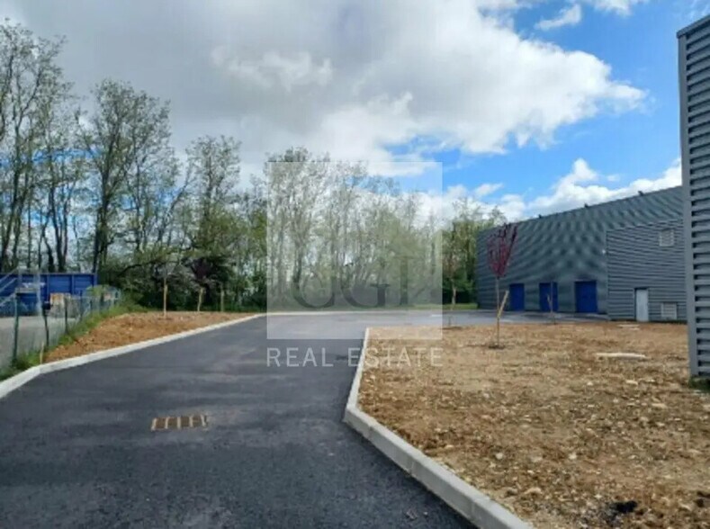 Industriel/Logistique dans LES ECHETS à louer - Photo de l’immeuble – Image 2 sur 4