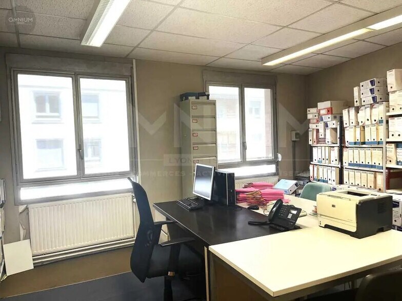 Bureau dans Décines-Charpieu à louer - Photo de l’immeuble – Image 1 sur 4