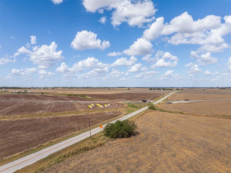 000 Wells Lane, Manor, TX à vendre - Photo principale – Image 1 sur 35
