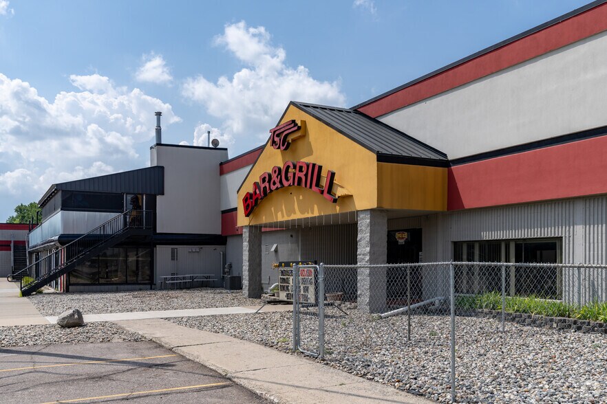 40501 Production Dr, Harrison Township, MI à vendre - Photo principale – Image 1 sur 4