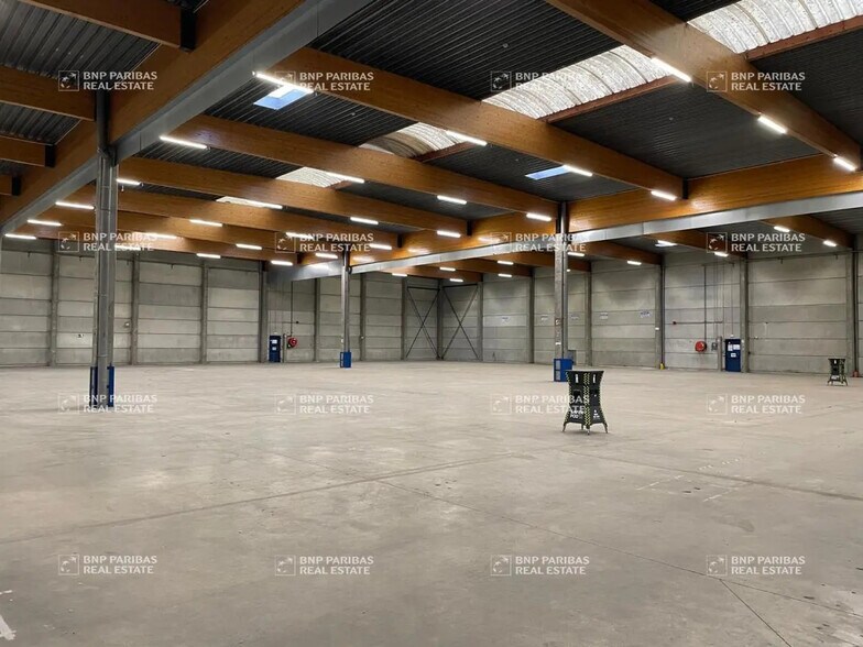 Local d’activités dans Saint-Thibault-des-Vignes à louer - Photo intérieure – Image 2 sur 8