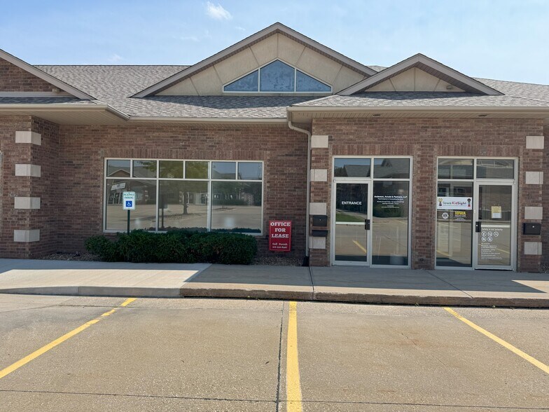 2431 Coral Ct, Coralville, IA à louer - Photo de l’immeuble – Image 1 sur 12