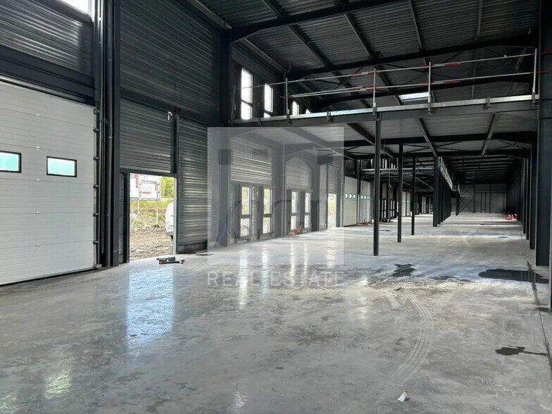 Local d’activités dans Bourgoin-Jallieu à louer - Photo de l’immeuble – Image 2 sur 12