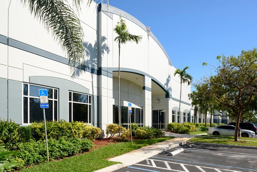 2001-2009 NW 25th Ave, Pompano Beach, FL à louer - Photo de l’immeuble – Image 1 sur 2