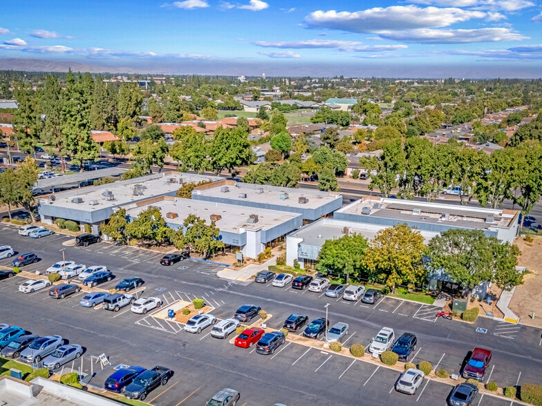 4747 N 1st St, Fresno, CA à louer - Aérien – Image 3 sur 11