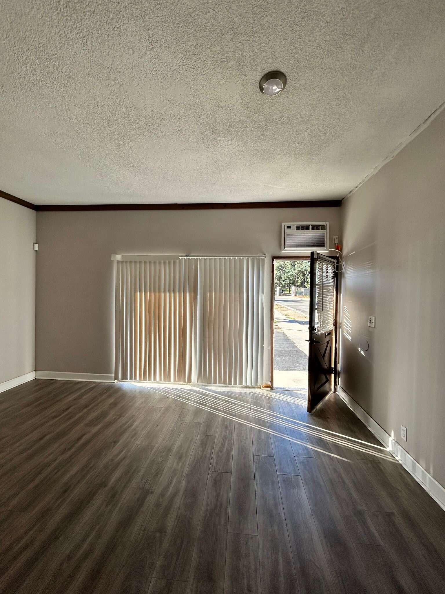 24262 Walnut St, Newhall, CA à louer Photo intérieure– Image 1 sur 4