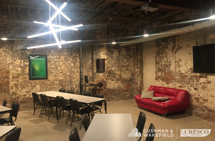 1730 Columbus Rd, Cleveland, OH à vendre - Photo de l’immeuble – Image 3 sur 5