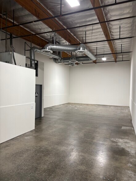11200 Hindry Ave, Los Angeles, CA à louer - Photo de l’immeuble – Image 3 sur 6