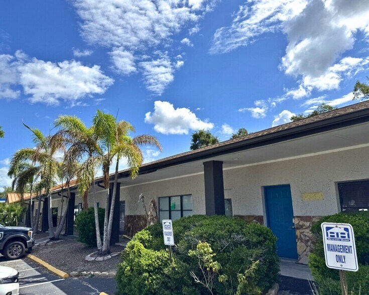 4211 E Busch Blvd, Tampa, FL à louer - Photo de l’immeuble – Image 3 sur 7