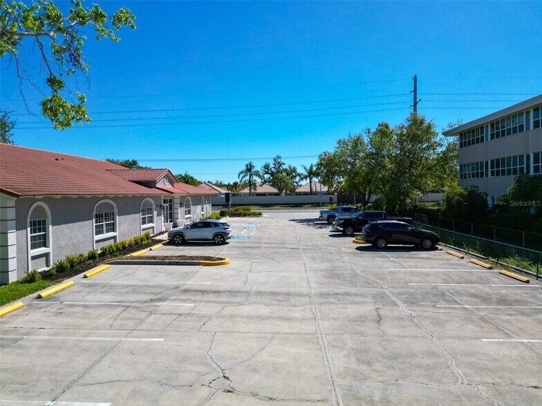 7100 S Beneva Rd, Sarasota, FL à louer - Photo de l’immeuble – Image 3 sur 35