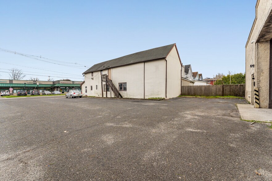 17 Jackson St, Freehold, NJ à vendre - Photo de l’immeuble – Image 3 sur 20