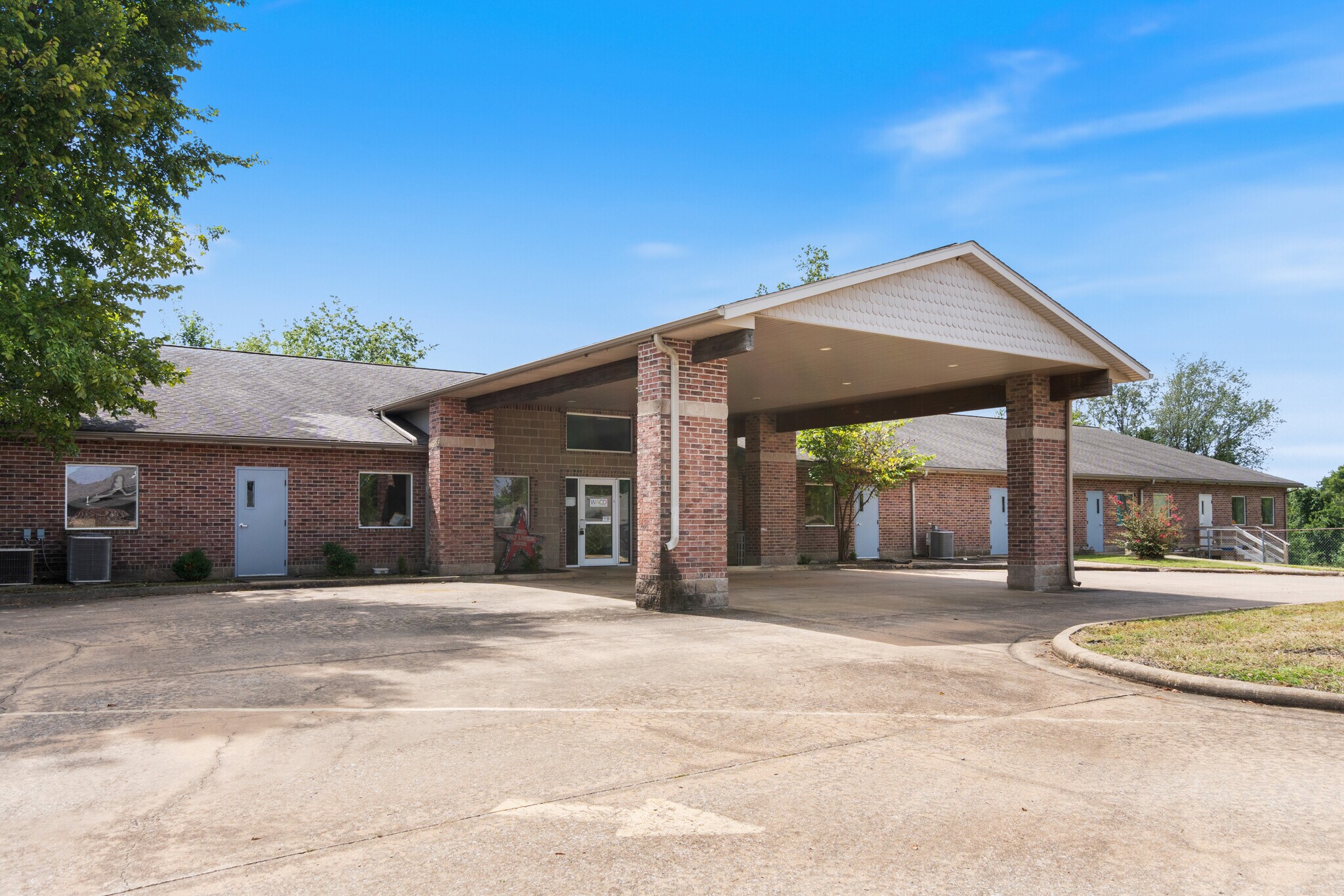 185 Rebecca St, Gentry, AR à louer Photo de l’immeuble– Image 1 sur 54