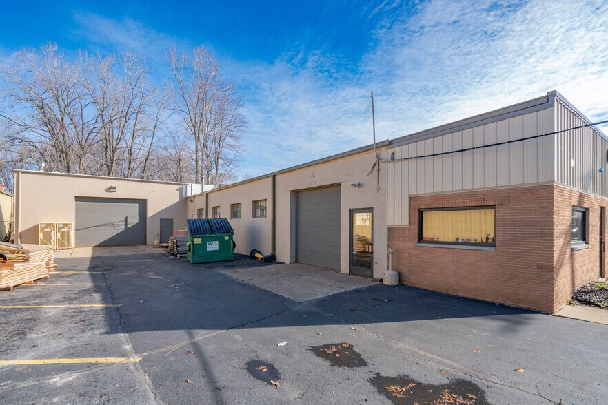 1878 Fruit St, Clay Township, MI à vendre - Photo de l’immeuble – Image 2 sur 11