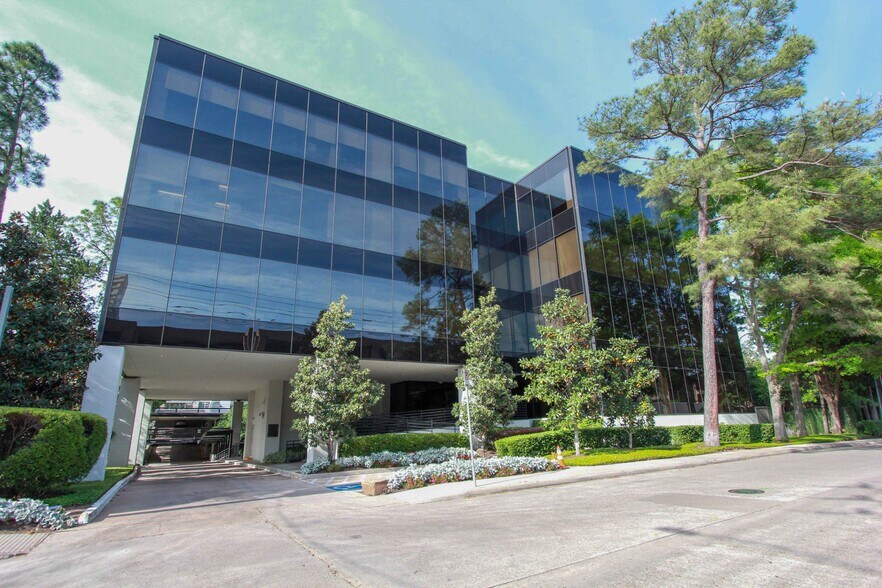17 S Briar Hollow Ln, Houston, TX à louer - Photo de l’immeuble – Image 3 sur 14