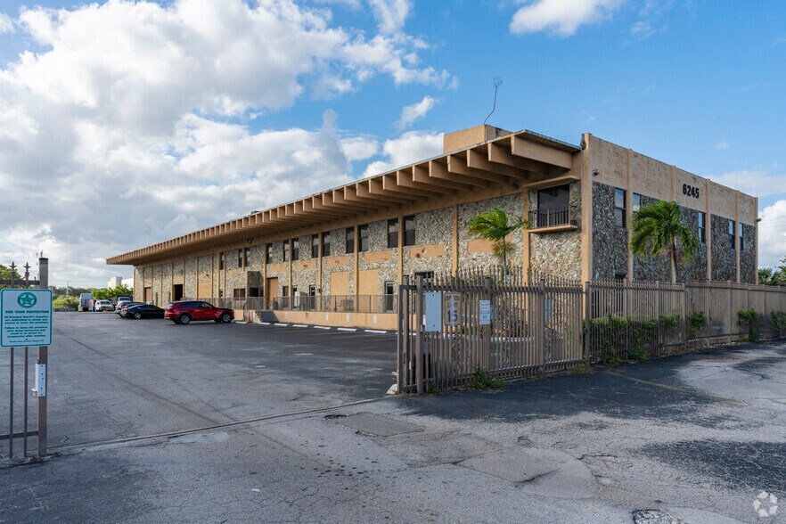 6245 N Powerline Rd, Fort Lauderdale, FL à louer - Photo de l’immeuble – Image 1 sur 8