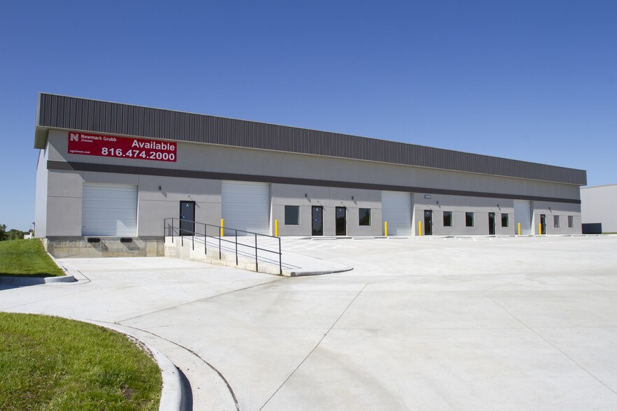 10909 Industrial Cir, Peculiar, MO à louer - Photo de l’immeuble – Image 2 sur 4
