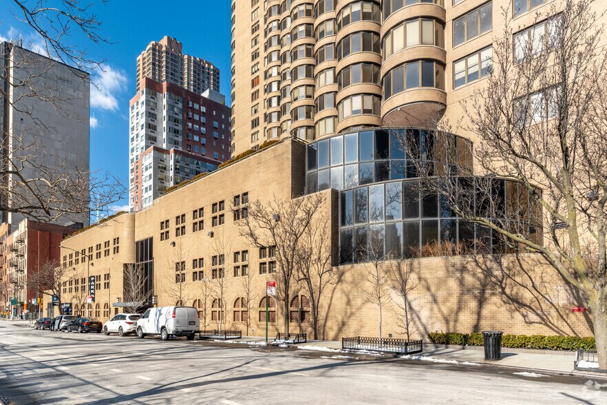 345 E 37th St, New York, NY à louer - Photo de l’immeuble – Image 3 sur 7