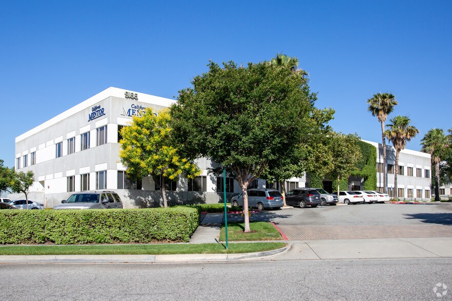 9166 Anaheim Pl, Rancho Cucamonga, CA à louer - Photo de l’immeuble – Image 2 sur 8