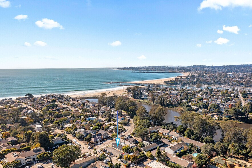 21245 E Cliff Dr, Santa Cruz, CA à louer - Photo de l’immeuble – Image 1 sur 24