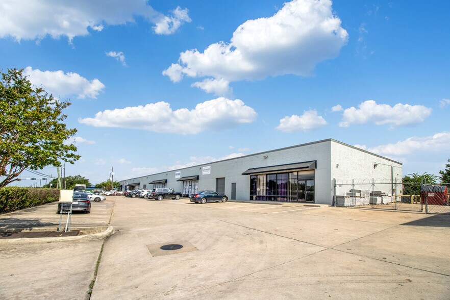 5956 Berry Brook Dr, Houston, TX à louer - Photo de l’immeuble – Image 2 sur 7