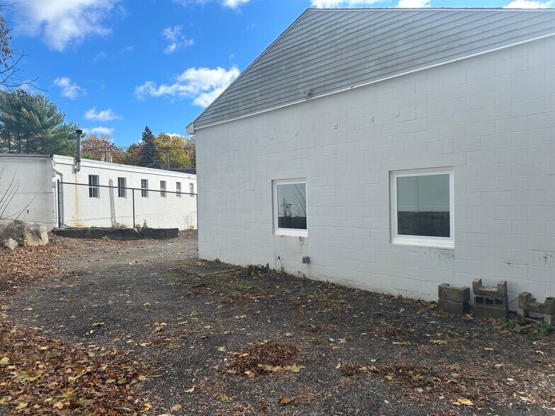 377 Washington St, West Warwick, RI à vendre - Photo de l’immeuble – Image 3 sur 11