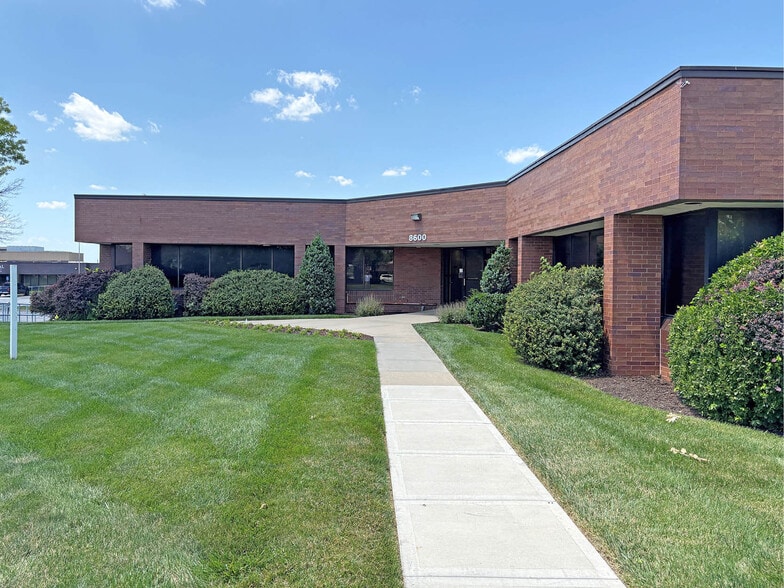 8600 W 110th St, Overland Park, KS à louer - Photo de l’immeuble – Image 1 sur 6