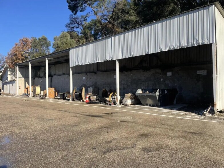 Local d’activités dans La Roquette-sur-Siagne à louer - Photo de l’immeuble – Image 3 sur 13