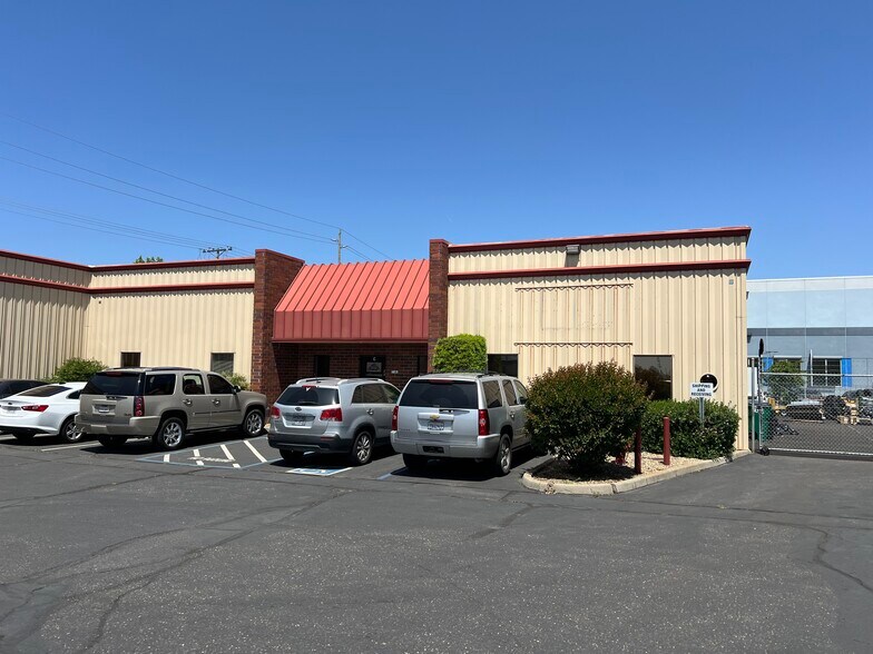 1351 E Pine St, Lodi, CA à louer - Photo de l’immeuble – Image 1 sur 3