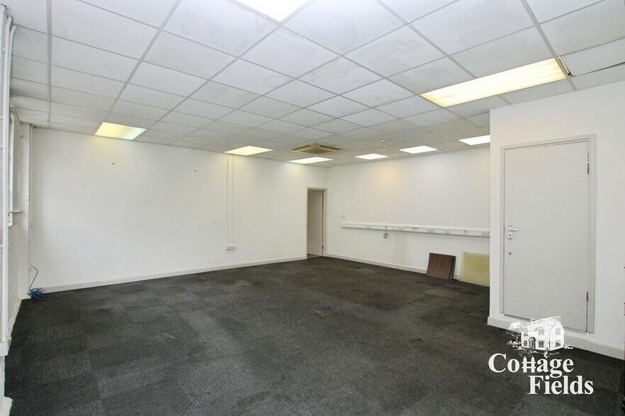 21 Garnault Rd, Enfield à vendre - Photo de l’immeuble – Image 3 sur 30