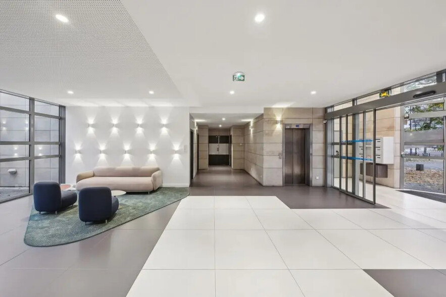6-8 Rue Eugène Et Armand Peugeot, Rueil-Malmaison à louer - Hall d’entrée – Image 2 sur 3