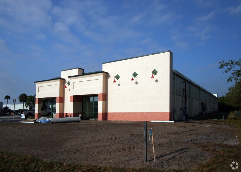 6200-6212 Clark Center Ave, Sarasota, FL à louer - Photo de l’immeuble – Image 2 sur 11