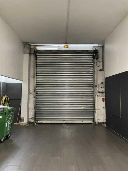 Immeuble residentiel dans Paris à vendre - Photo intérieure – Image 2 sur 7