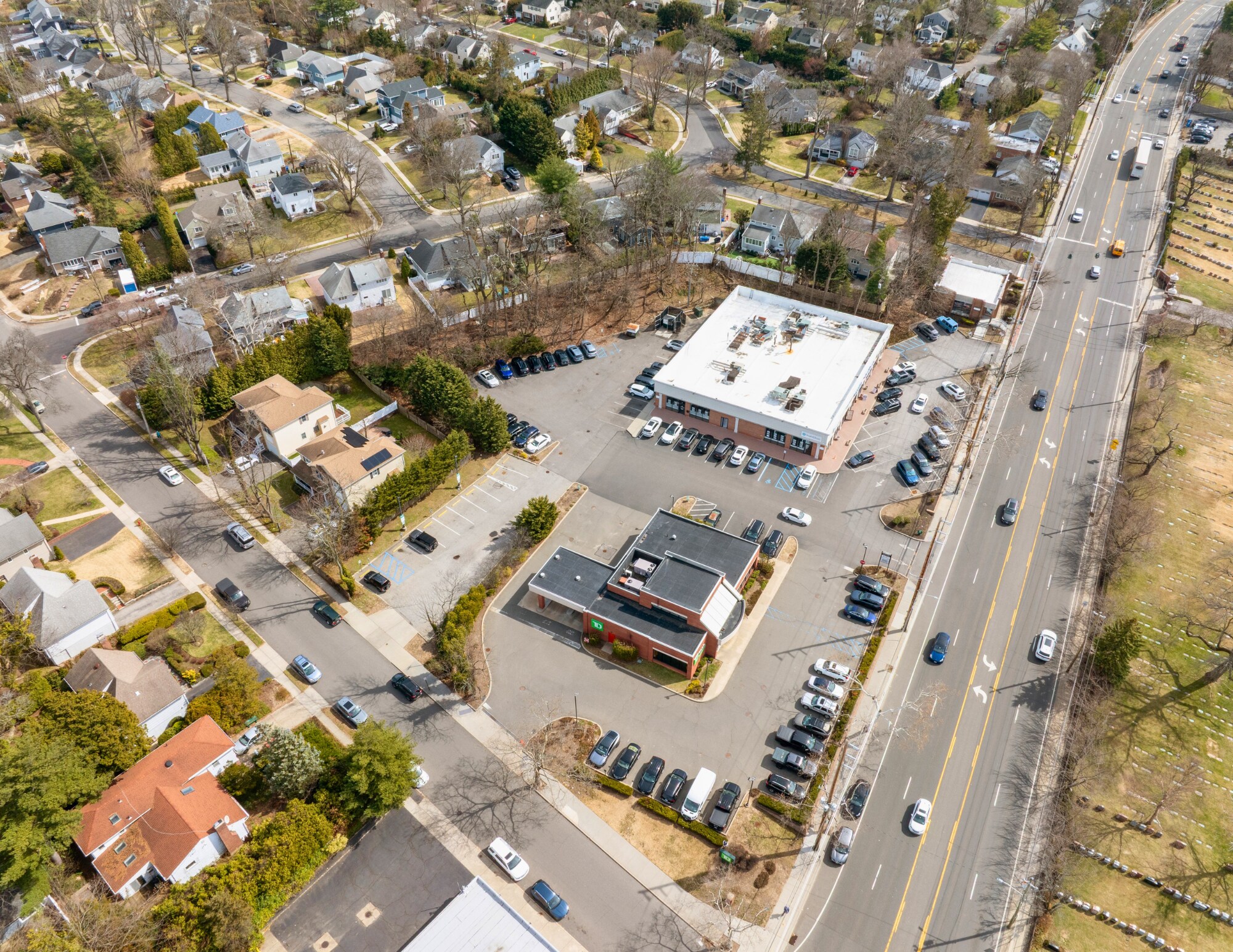 Port Washington Town Plaza portefeuille de 2 biens à vendre sur LoopNet.fr Photo principale– Image 1 sur 5