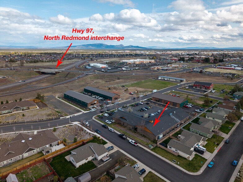 2757 NW 7th St, Redmond, OR à louer - Photo de l’immeuble – Image 2 sur 6