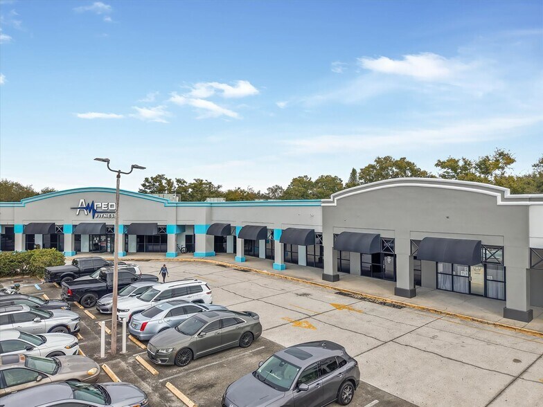 2480 E Bay Dr, Largo, FL à louer - Photo de l’immeuble – Image 3 sur 12