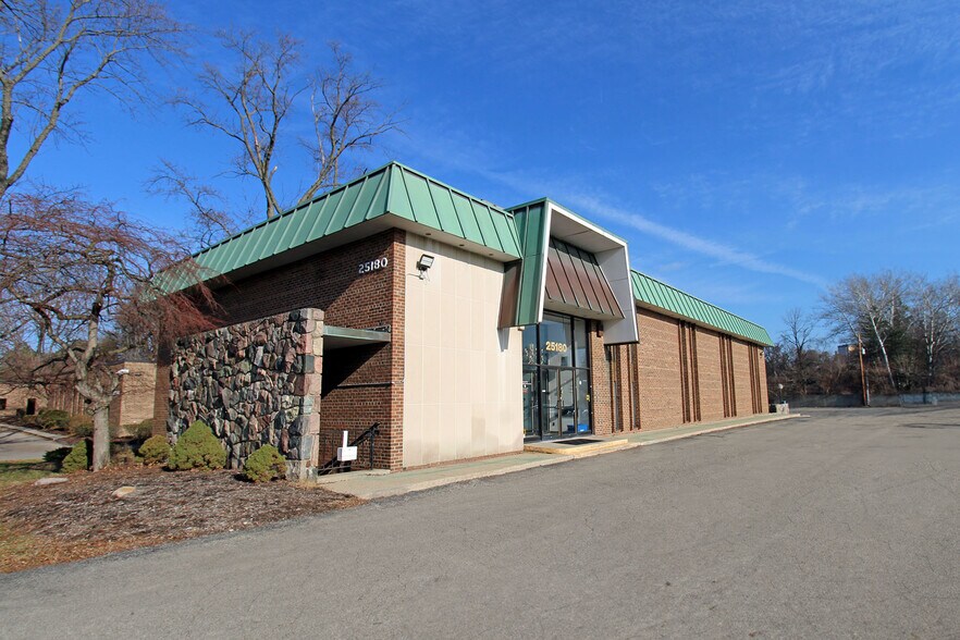 25180 Lahser Rd, Southfield, MI à vendre - Photo de l’immeuble – Image 1 sur 6