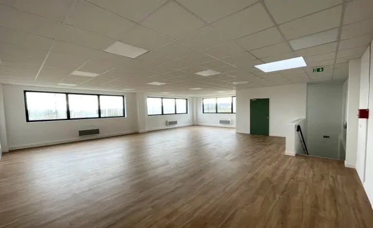 Local d'activités dans Persan à vendre - Photo de l’immeuble – Image 2 sur 8