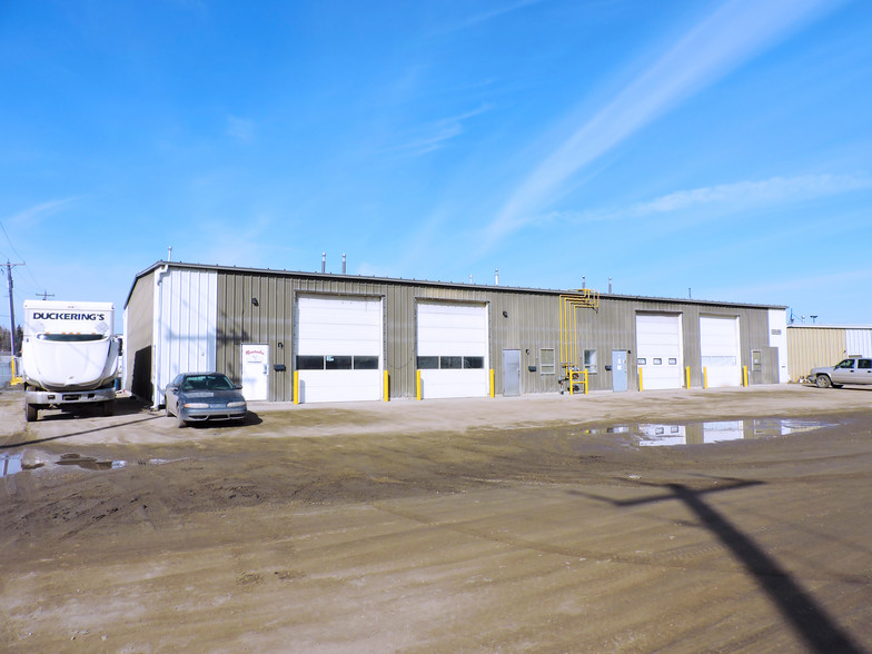 7640 42 Ave, Red Deer, AB à vendre - Photo principale – Image 1 sur 21