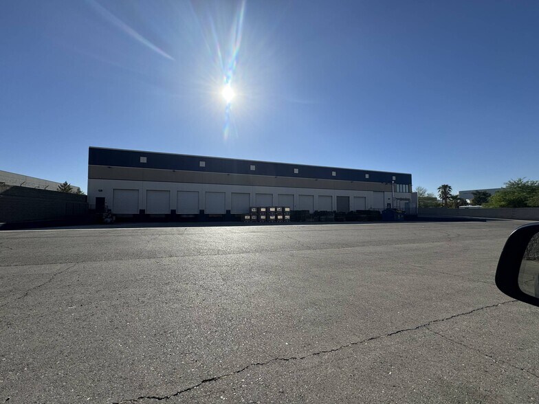 1965 Pama Ln, Las Vegas, NV à louer - Photo de l’immeuble – Image 2 sur 4