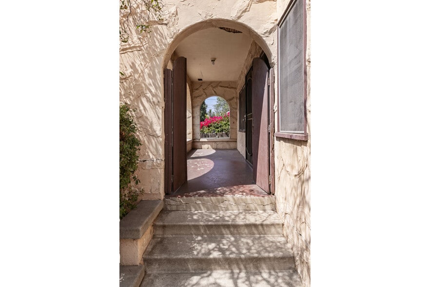 2015 Hyperion Ave, Los Angeles, CA à vendre - Photo de l’immeuble – Image 2 sur 12