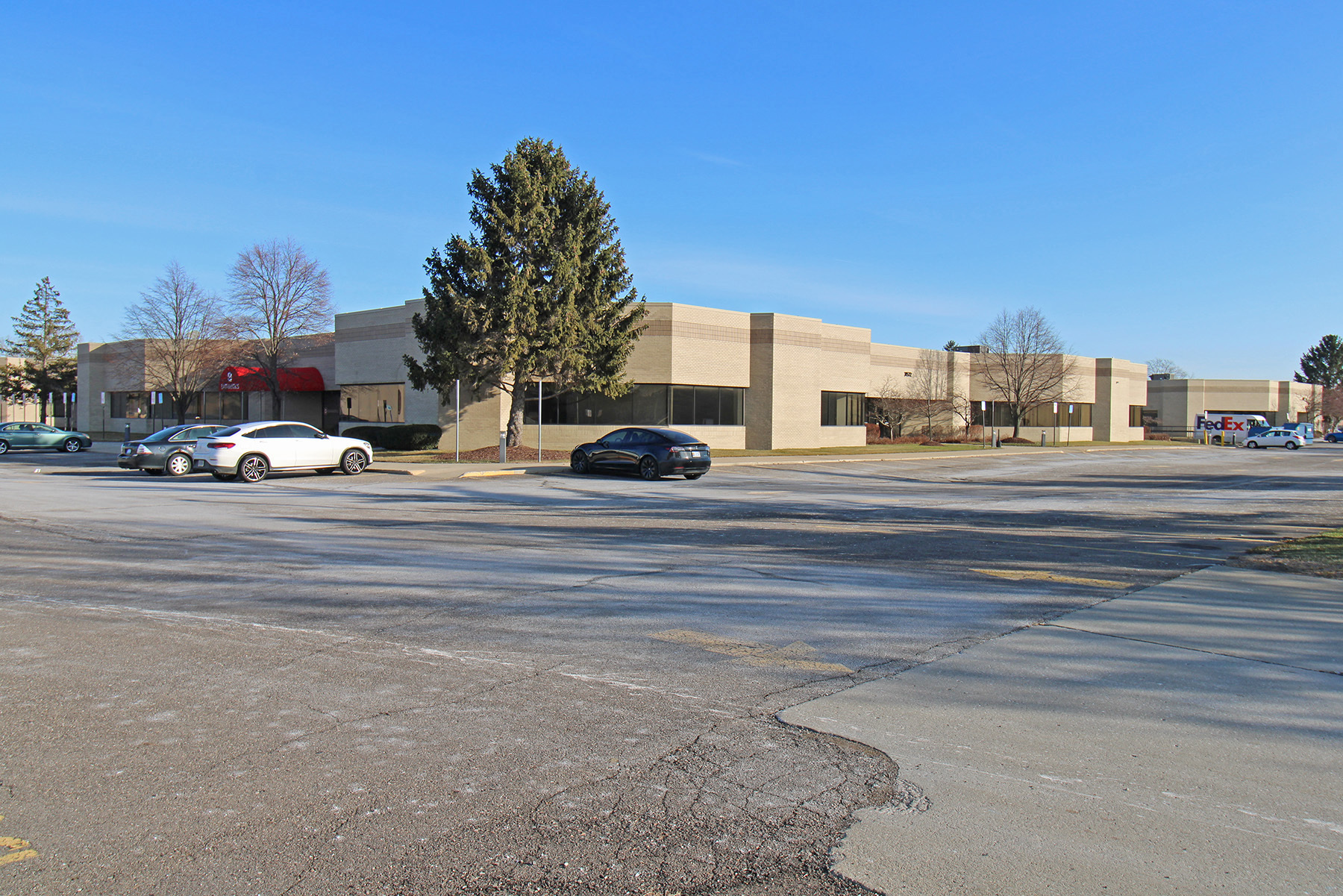31572 Industrial Rd, Livonia, MI à louer Photo de l’immeuble– Image 1 sur 40