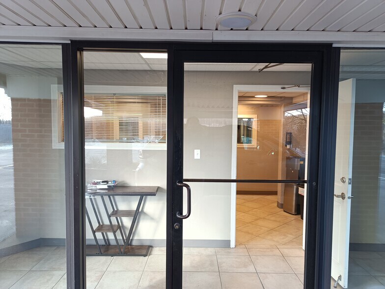 4921 E State St, Rockford, IL à louer - Photo de l’immeuble – Image 3 sur 56