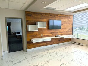 7575 Rte Transcanadienne, Montréal, QC à louer Photo intérieure– Image 2 sur 5