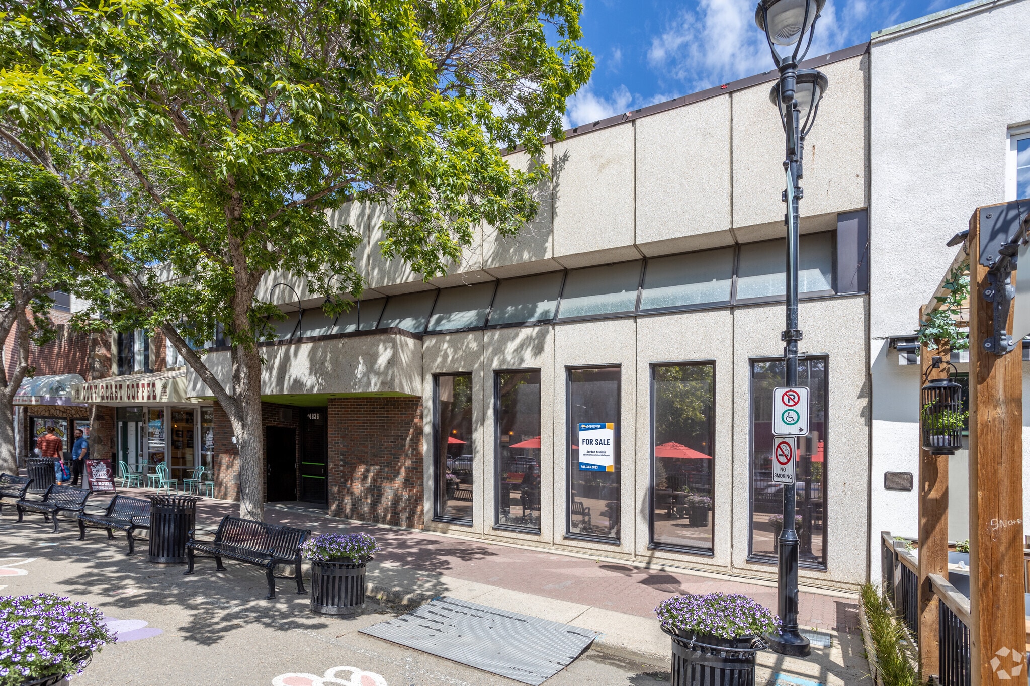 4936 50 St, Red Deer, AB à vendre Photo principale– Image 1 sur 3