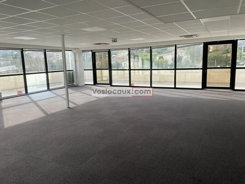 Bureau dans Vallauris à louer - Photo de l’immeuble – Image 1 sur 4